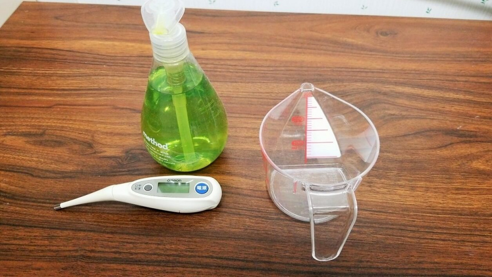 体温計、コップ、石鹸